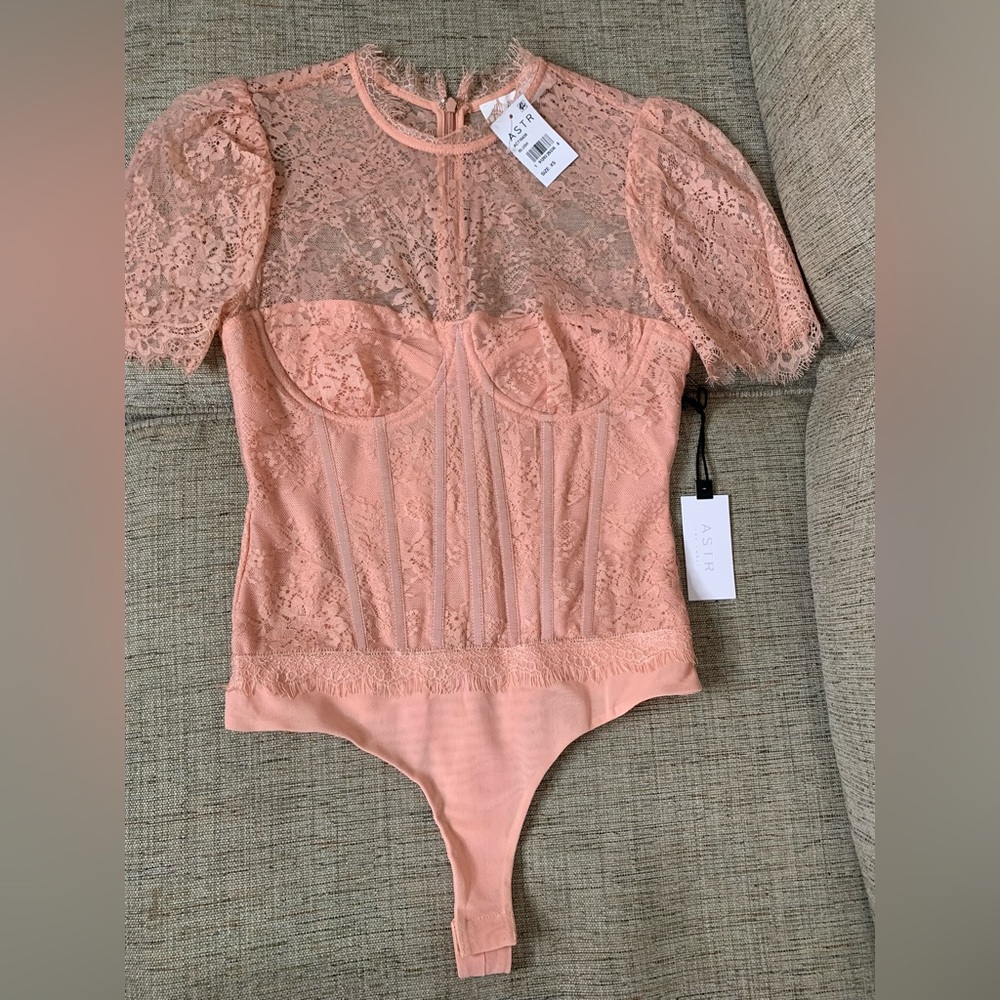 💫HP‼️💫 NWT ASTR THE LABEL Lacie Illusion Lace Bodysuit in Blush Pink, Size XS - Picture 3 of 7